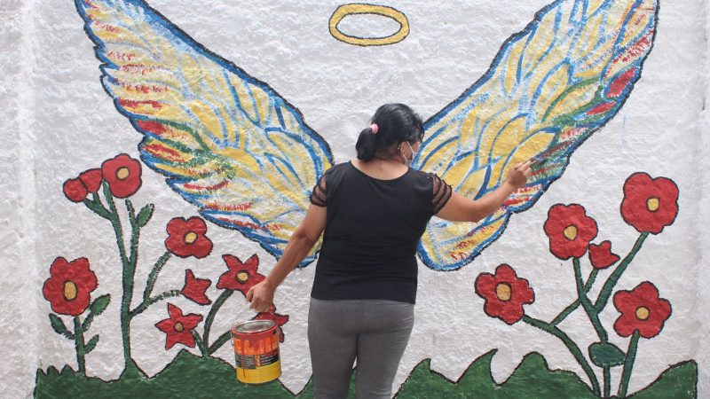 Educadores desenvolvem pinturas lúdicas para receber crianças na volta às aulas