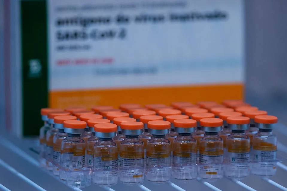 Anvisa suspende uso de 12 milhões de doses de Coronavac