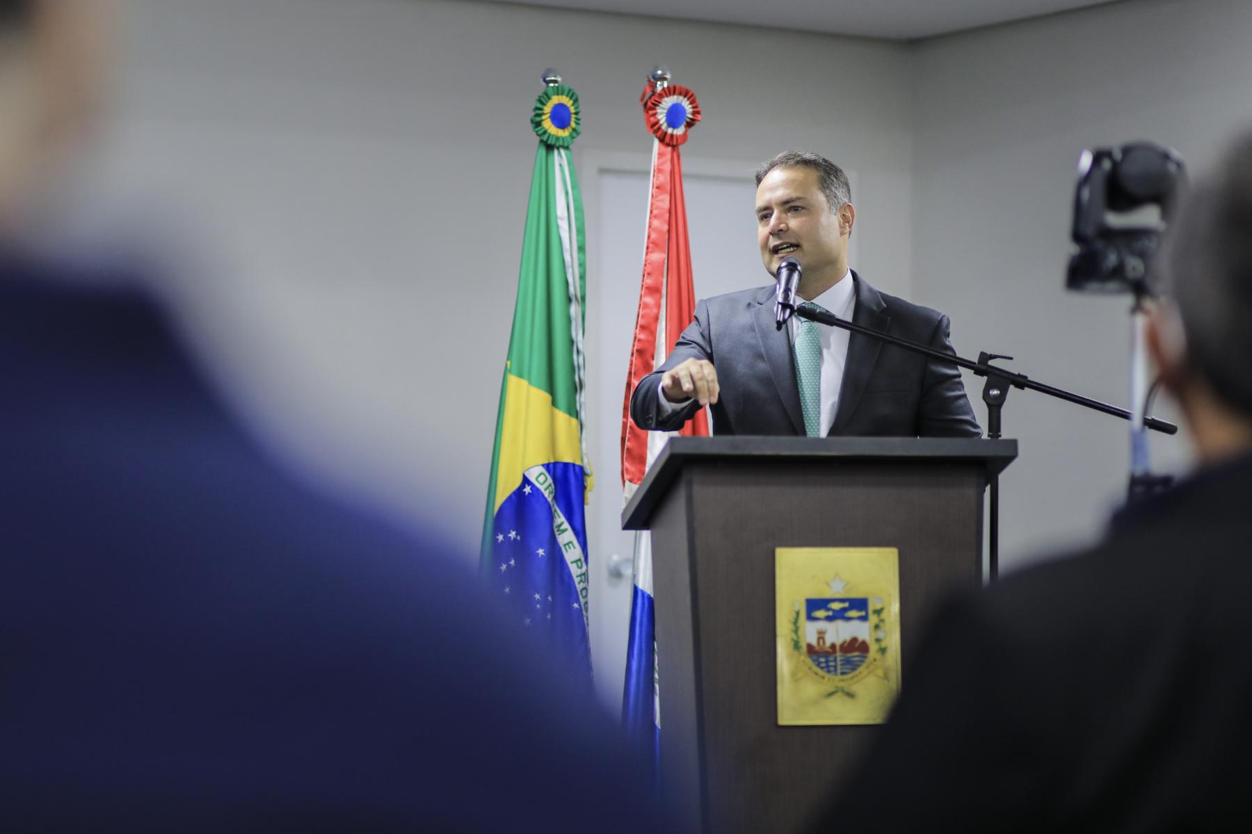 Governador anuncia antecipação do 13º salário