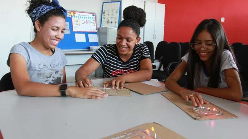 Governo de Alagoas anuncia licitação para compra de kits de combate à pobreza menstrual