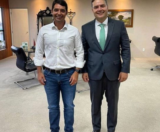 Prefeito de Jequiá da Praia discute projetos para o município com Renan Filho