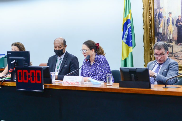 CCJ aprova redução na idade de aposentadoria obrigatória de ministros do STF