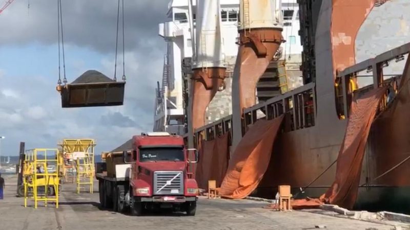 Começa embarque de minério de cobre para a China pelo Porto de Maceió