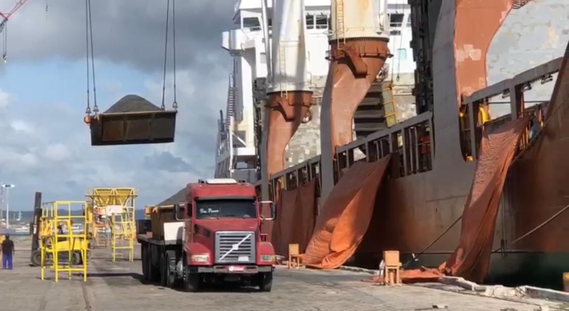 Começa embarque de minério de cobre para a China pelo Porto de Maceió