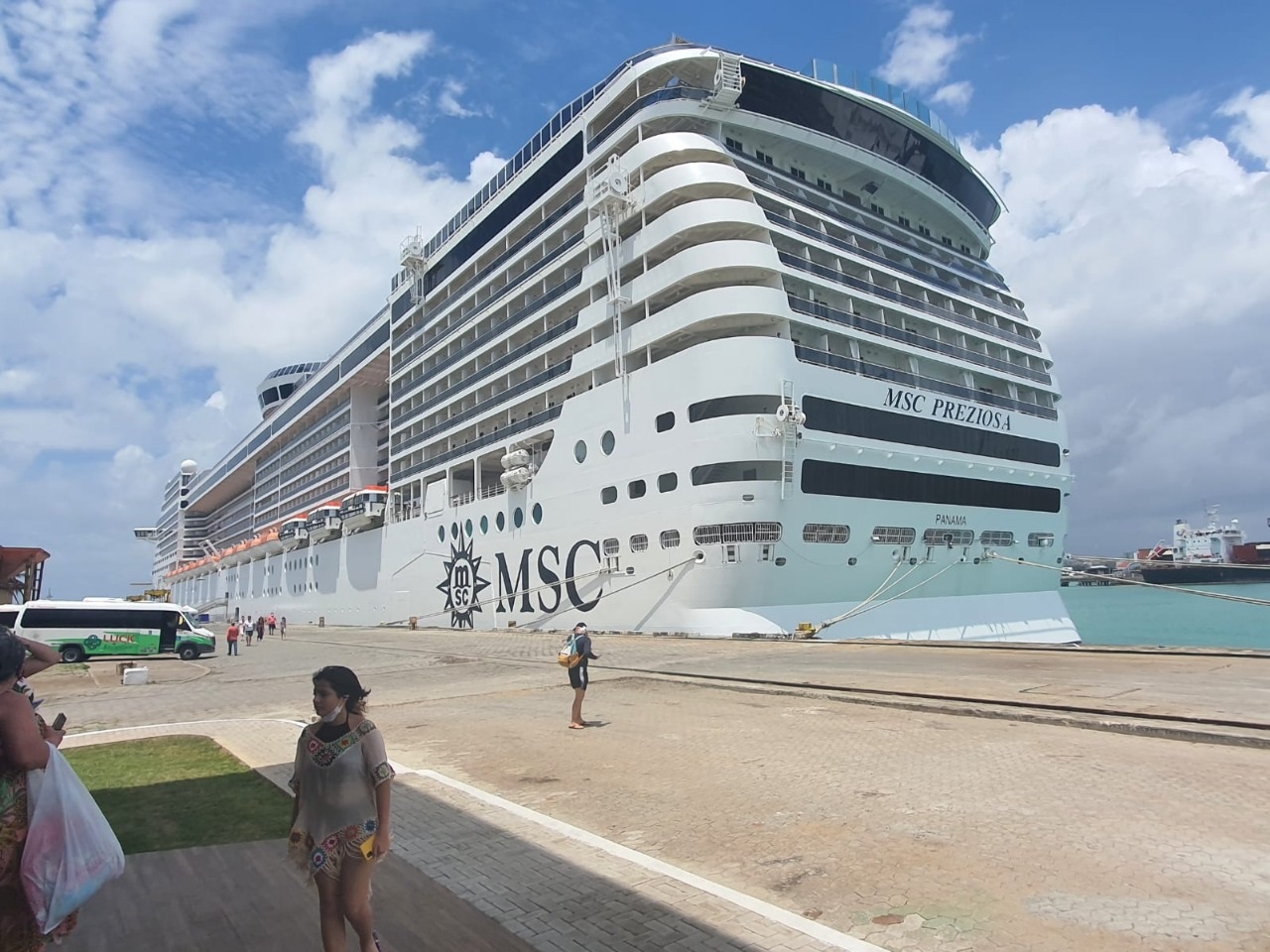 Navio MSC Preziosa desembarca no Porto de Maceió com 2 mil turistas de diversos lugares do país