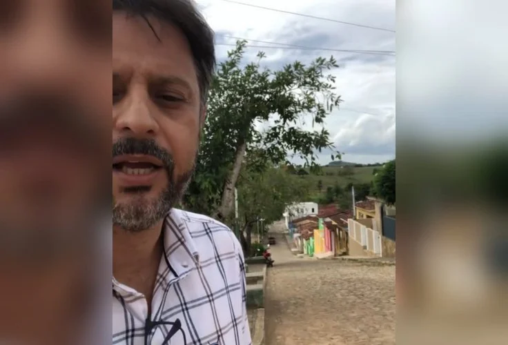 Prefeito desfaz avenida para construir praça em frente à sua casa