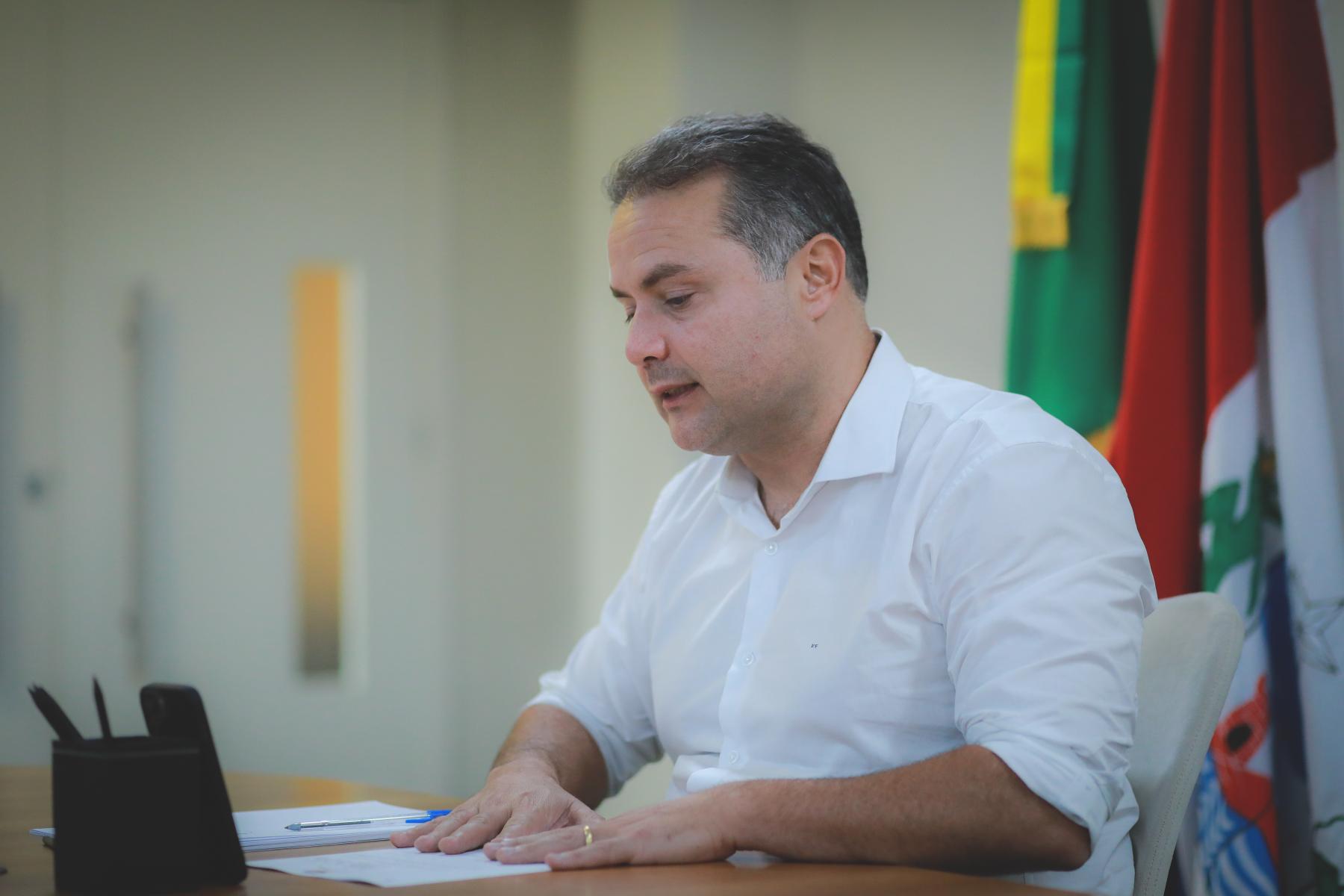 Alagoas implanta imediatamente novo piso nacional da educação, anuncia Renan Filho