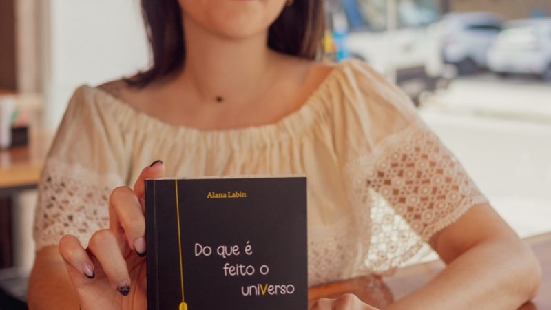 Escritora alagoana lança seu primeiro livro de poesias