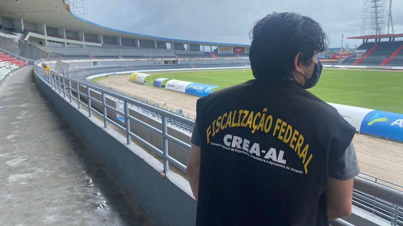 Fiscalização do Crea-AL visita estádio Rei Pelé e cobra informações sobre responsáveis técnicos por manutenção e reforma