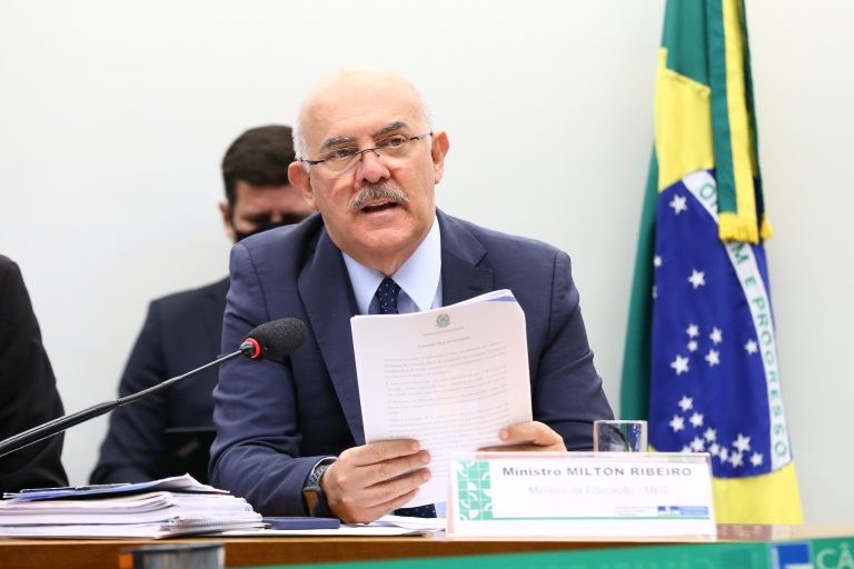 Pedido de exoneração do ministro da Educação repercute entre deputados