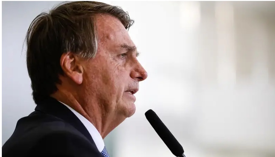 Bolsonaro sanciona lei que limita ICMS de combustíveis, mas veta compensação a estados