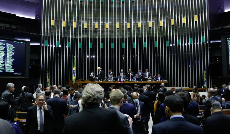 Câmara aprova PEC do Estado de Emergência em 2° turno