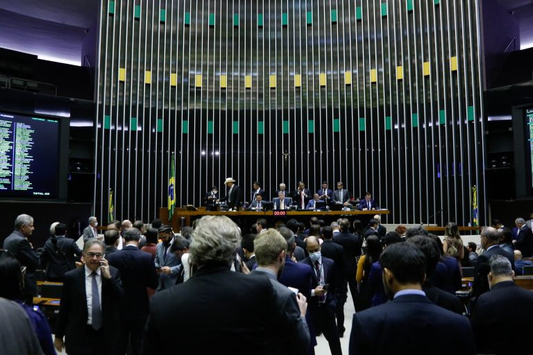 Câmara aprova PEC do Estado de Emergência em 2° turno