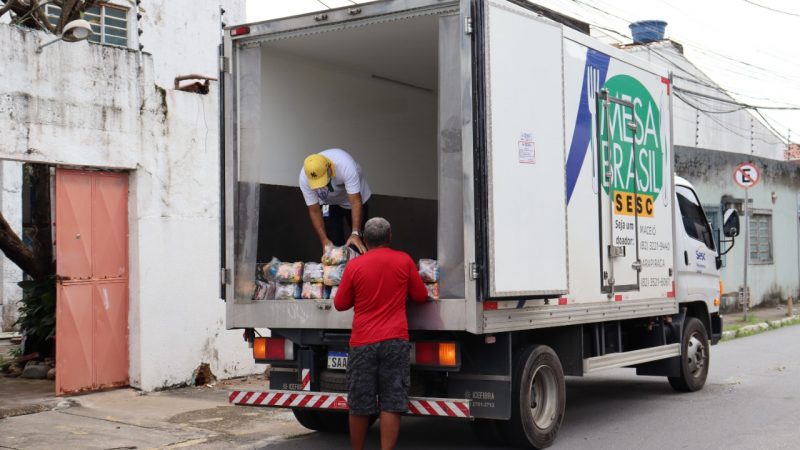 Mesa Brasil Sesc repassa doações para famílias vítimas das chuvas em Maceió
