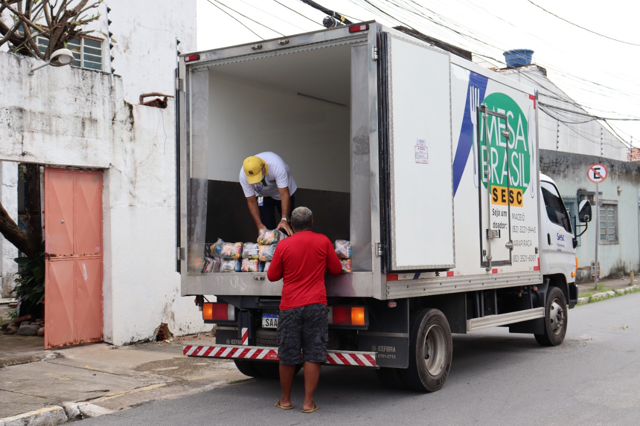 Mesa Brasil Sesc repassa doações para famílias vítimas das chuvas em Maceió