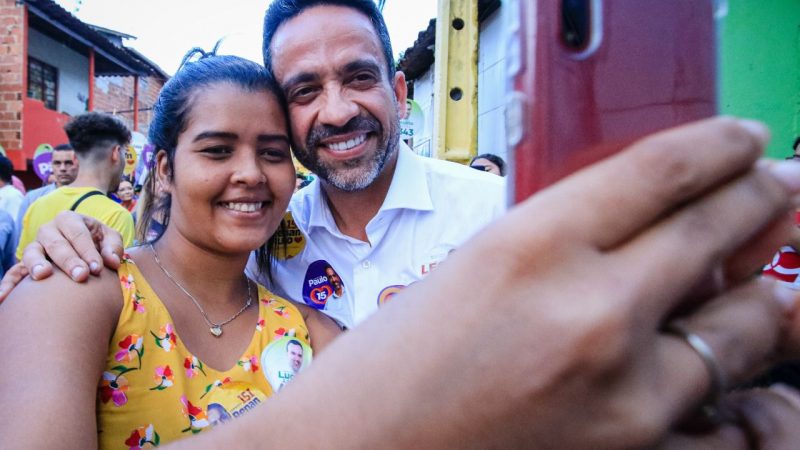 Em caminhada pelo Jacintinho, Paulo Dantas garante mais investimentos no bairro