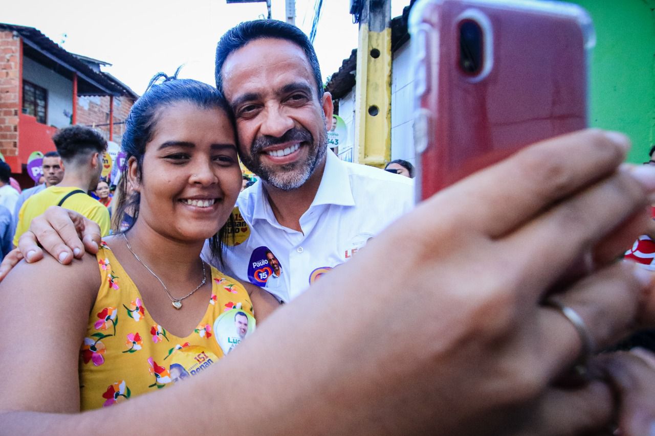 Em caminhada pelo Jacintinho, Paulo Dantas garante mais investimentos no bairro