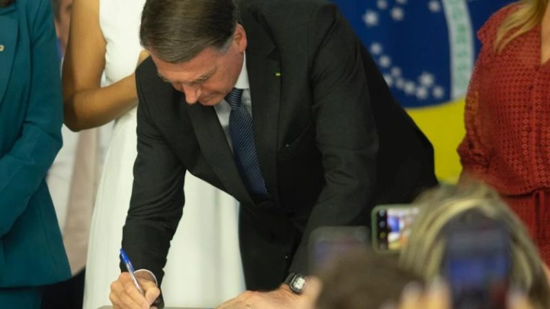 Bolsonaro sanciona PL do piso salarial da enfermagem