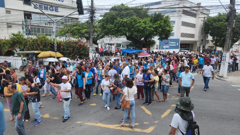 “Agentes na rua, prefeito a culpa é sua!”, ressoou pelas ruas do Centro de Maceió no quinto dia de ocupação da Semec