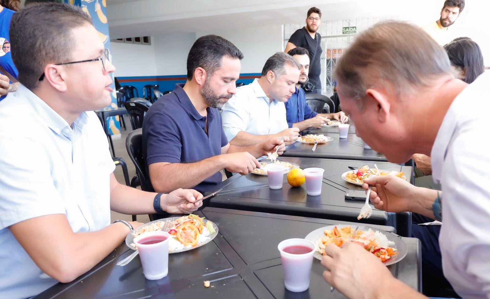 Paulo Dantas almoça no Restaurante Popular e garante três novas unidades