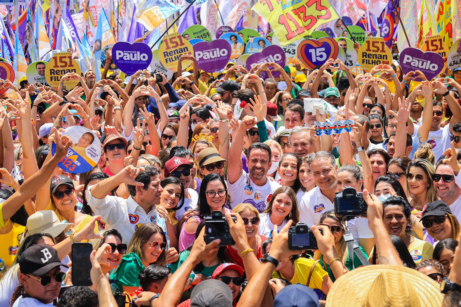Milhares de mulheres caminham em apoio à reeleição de Paulo Dantas