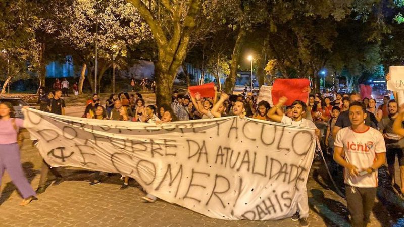 Estudantes da Ufal protestam e servidores se mobilizam contra corte de gastos na educação