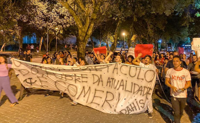 Estudantes da Ufal protestam e servidores se mobilizam contra corte de gastos na educação