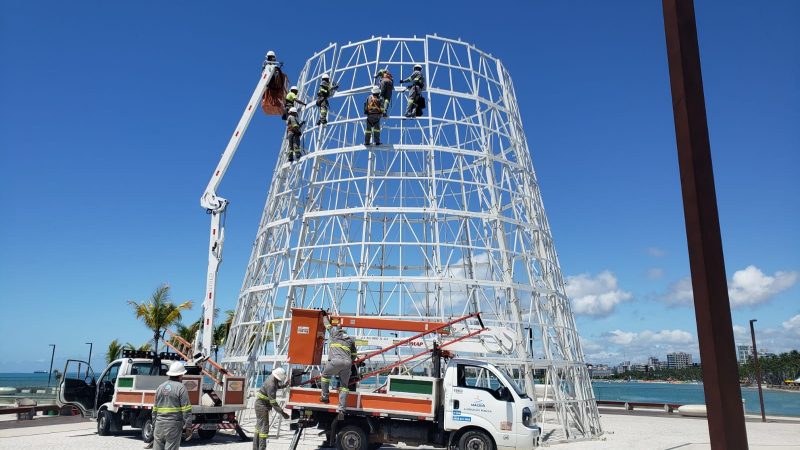 Crea-AL autua empresa responsável por montagem de árvore de Natal no Marco dos Corais