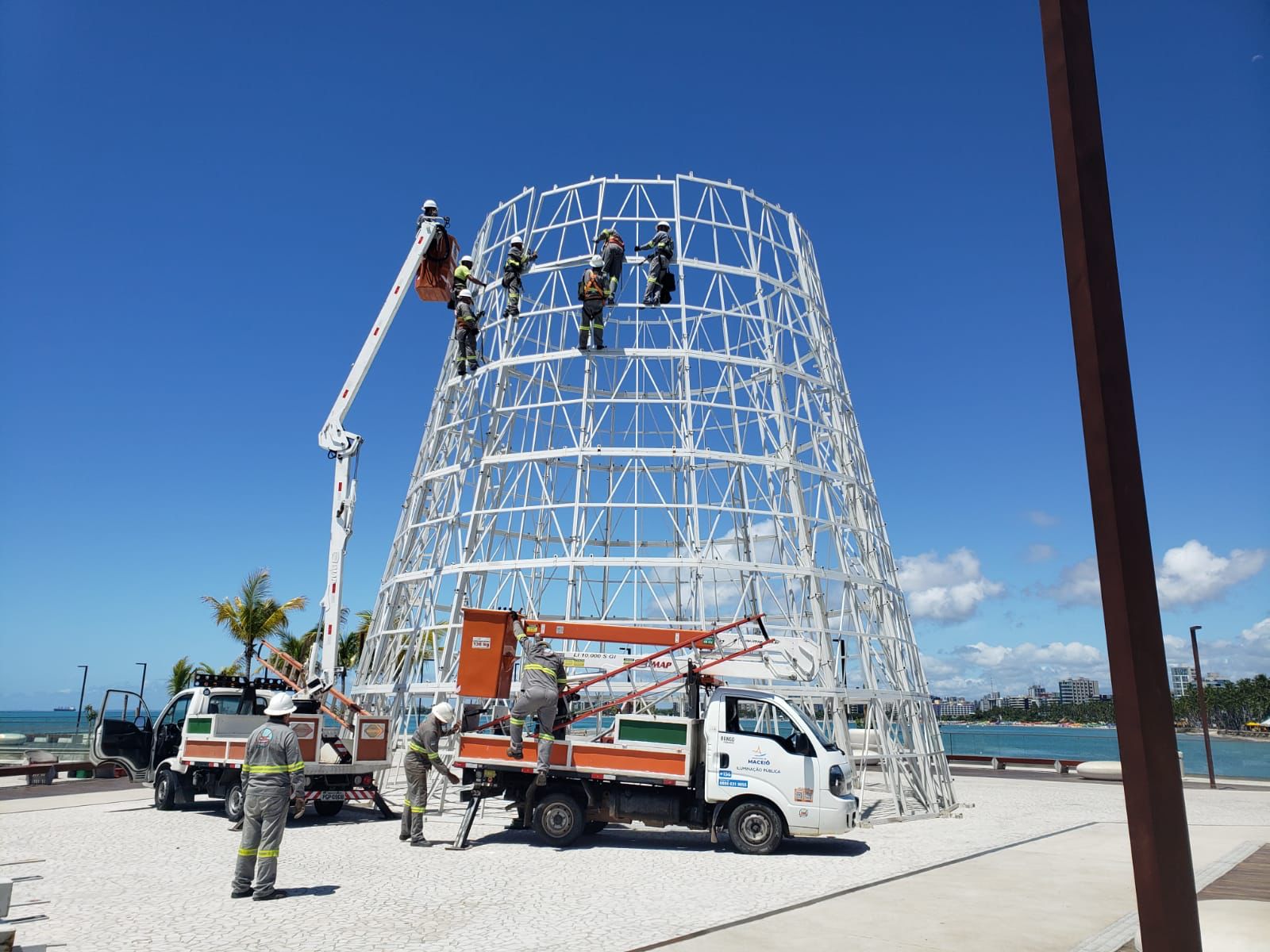 Crea-AL autua empresa responsável por montagem de árvore de Natal no Marco dos Corais