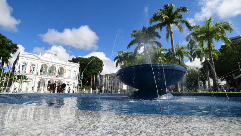 Praça Floriano Peixoto é revitalizada