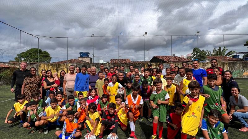 Escolinha de futebol oferta aulas de graça, em Maceió