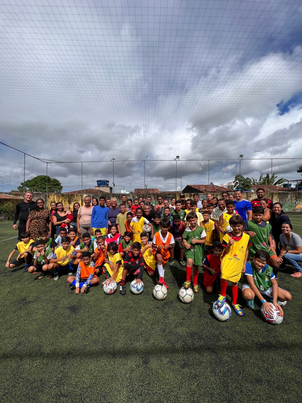 Escolinha de futebol oferta aulas de graça, em Maceió