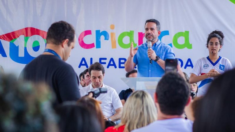 Paulo Dantas entrega escola totalmente reformada em Rio Largo