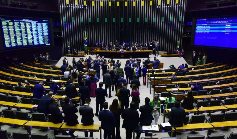 Congresso aprova crédito orçamentário de R$ 3,5 bi e reajuste das forças de segurança do DF