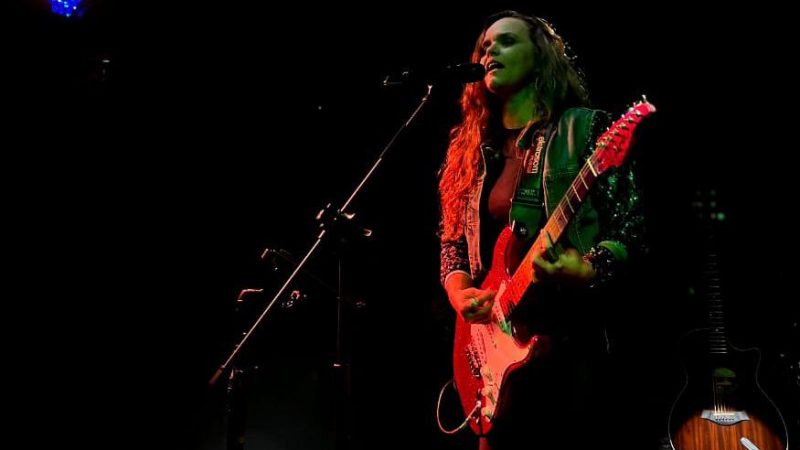 Sexta do Rock: Fernanda Guimarães se apresenta no Gira Mundo City Bar em Jaraguá​
