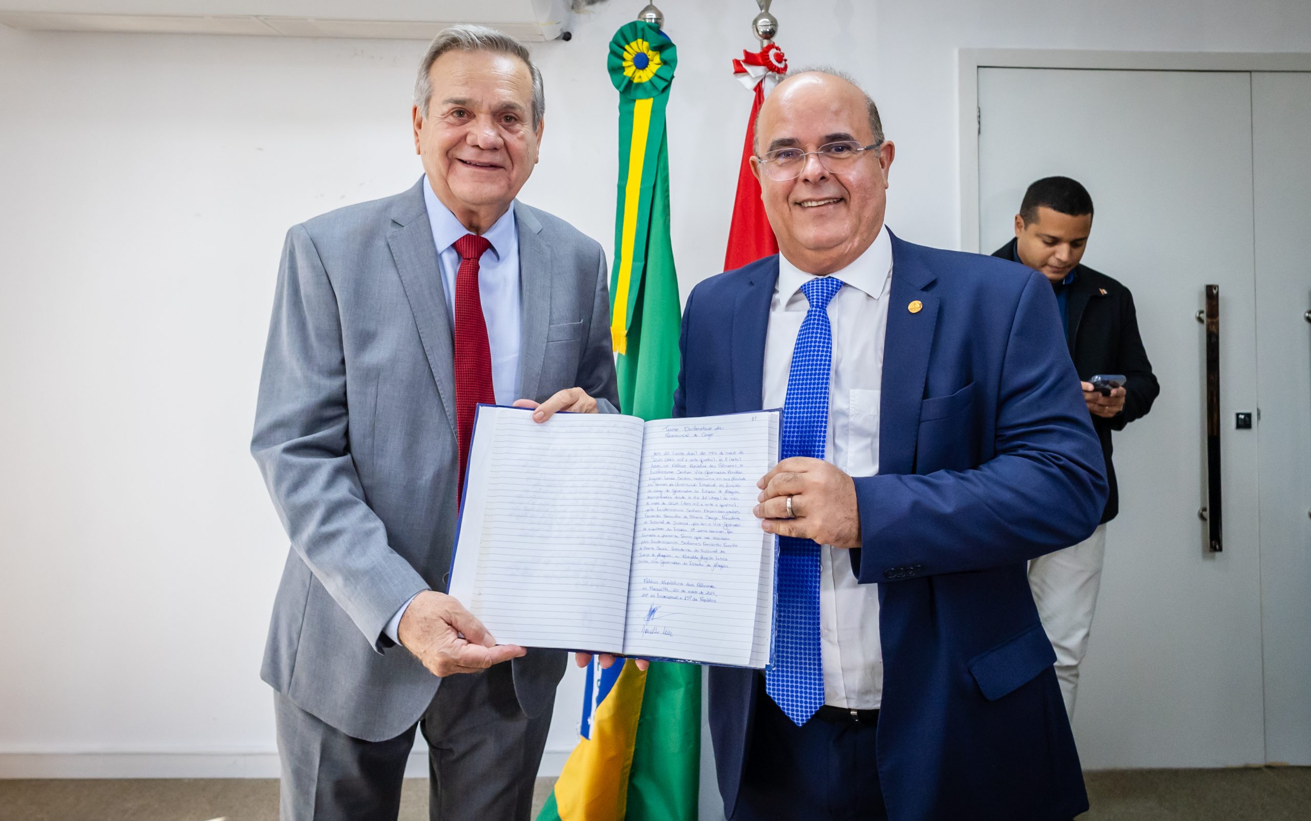 Ronaldo Lessa assume interinamente governo de Alagoas