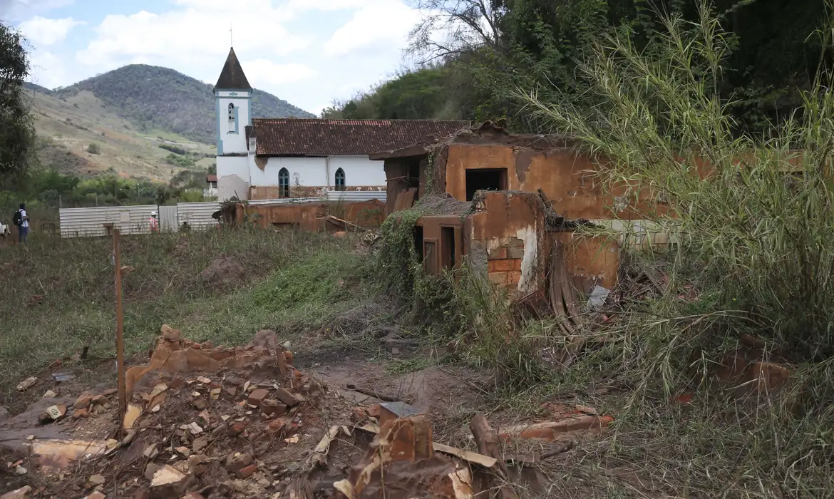 AGU pede que mineradoras paguem R$ 79 bilhões por danos em Mariana